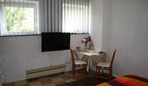 Studio Apartment with Kitchenette