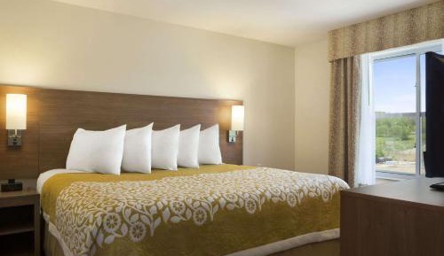 One-Bedroom King Suite - Non-Smoking