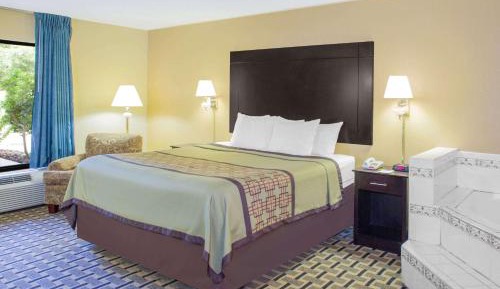 Deluxe King Room - Non-Smoking