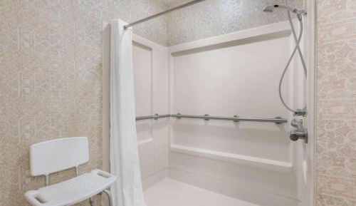 Queen Suite - Disability Access with Roll-in Shower
