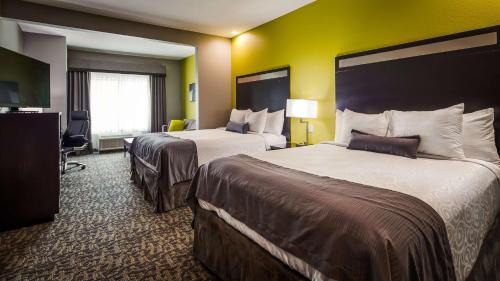 Queen Suite with Two Queen Beds and Bath Tub - Sofa Bed/Disability Access
