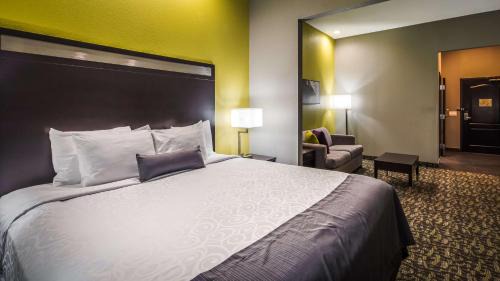 King Suite with Sofa Bed and Bath Tub - Mobility Accessible