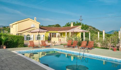 Three-Bedroom Holiday Home 