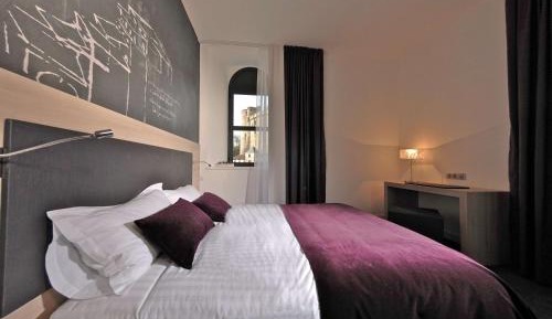 Standard Queen Room with Queen Bed and River Side