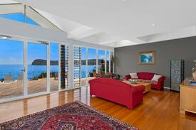 Copacabana House | Point Break Beach House : Beach Front 8 Adults Max