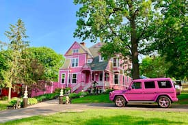Hudson House | Pink Castle Babe-cation Getaway w/Private Pool.