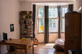 Aachen Apartment | Helles gemütliches Zimmer in Altbauwohnung