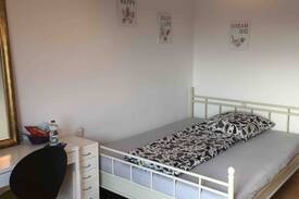 Griesheim Apartment | Privatzimmer, zentral (cozy room, inner-city)