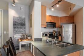 Downtown Apartment | Perfectly located 2 bedroom condo! SM