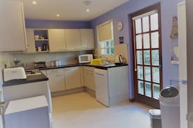 Leven House | Sahara Park - PET FRIENDLY