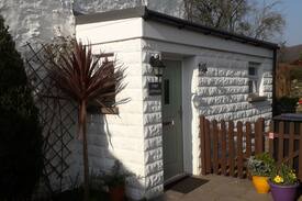 Natland Cabin | Lakes & Kendal -Toby Cottage-Quaint & Pet Friendly
