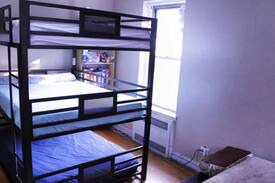 Queens Apartment | Hostal: M: TOP Bunk Bed, 1 Queen size mattress