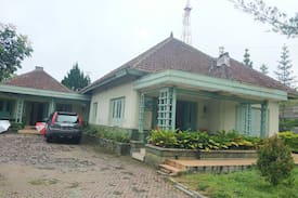 Karanganyar House | Penginapan wisma anugrah tawangmangu. Rumah depan