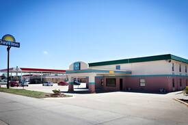 Park City Hotel | Days Inn by Wyndham Wichita North-2 Queen Bed NS