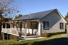 Robertson House | Pearsons Cottage - Farm, tennis, pet friendly.
