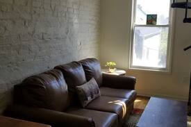Bucktown Apartment | Cozy Bucktown 2 bedroom, 2 floors