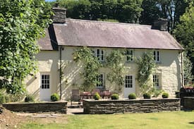 Nevern House | Glandwr 5* Manor House, Newport