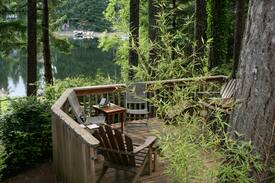 Burley Cabin | Cozy, Romantic lakefront Log Cabin