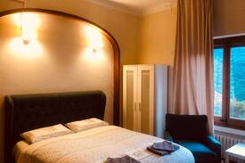 Figaro-Montmany Bed & Breakfast | Romantic room with great bathtub & mountain view