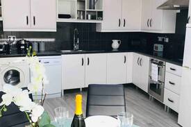 Beer Cabin | Couples retreat. Dogs welcome. 2 mins to the sea