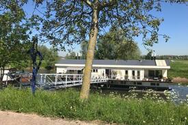 Beneden-Leeuwen Boat Rental | Watervilla in uiterwaarden met sauna, kamer Meeuw