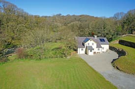 Nevern House | Glandwr 5* Manor House, Newport
