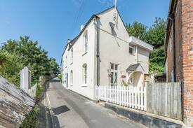 Arundel House | 'Bridles' Arundel - 3 bedroom cottage with garden