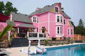 Hudson House | Pink Castle Babe-cation Getaway w/Private Pool.