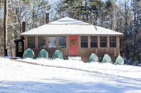 South Casco Cabin | Beautiful Lakeside Cottage- Big Sebago Lake