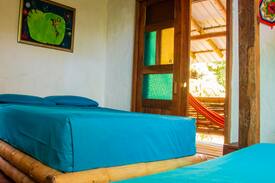 Montanita Bed & Breakfast | Matrimonial con terraza vista al jardín y baño