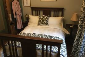 Falkirk Bed & Breakfast | ARDTALLA Lodge, Green Room, Pet Friendly, 1 of 3