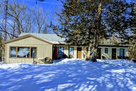 Shannonville Hotel | Salmon River Motel - Stay by the river