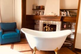 Figaro-Montmany Bed & Breakfast | Romantic room with great bathtub & mountain view