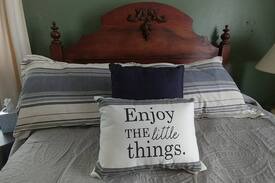 Huntington House | Gov. Manor Master Bedroom Food included