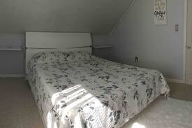 Parma Heights House | Private 2nd Floor Queen Room near Cleveland