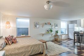 Concordia Apartment | Quiet & Modern Yellow Door Studio in Concordia