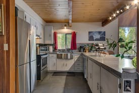 Tahoe Woods Villa | Watson’s Chalet: Spa, bocce court, outdoor kitchen