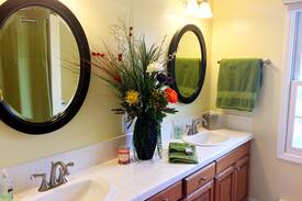 Wilkesboro House | A Treasured Retreat - Queen Room