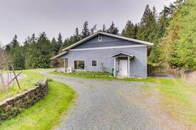 Clinton House | 15-acre getaway centrally located for beaches, galleries, & dining - dogs ok!