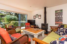 Mangawhai Heads House | Green Views (Bach Stay)
