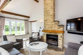 Eastleach House | Supreme Riverside Home by Cotswolds Wildlife Park