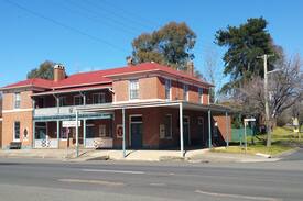 Adelong Hotel | Beaufort House Bed and Breakfast Motel Unit Two