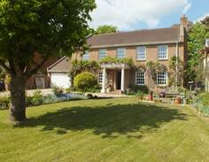 New Forest District House | Milford Lodge - Village centre B&B