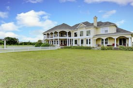 Hutto Bed & Breakfast | The Red Room at The Markow House Gardens B&B