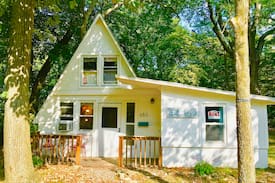 Lakeside Cabin | Jasmine Folly - Cozy, Unique Cottage in Lakeside
