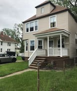 Detroit House | 70’s Themed Airbnb Home Near Downtown 🌸 FUN
