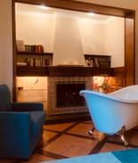 Figaro-Montmany Bed & Breakfast | Romantic room with great bathtub & mountain view