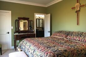 Elgin Villa | Country Charm City Convenience Green Garden Room