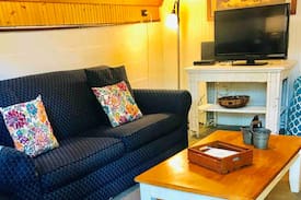 Lakeside Cabin | Jasmine Folly - Cozy, Unique Cottage in Lakeside