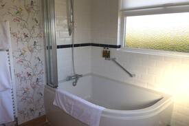 March Bed & Breakfast | Triple room-Premium-Ensuite-(King + 1 Sgl & Sun Room)